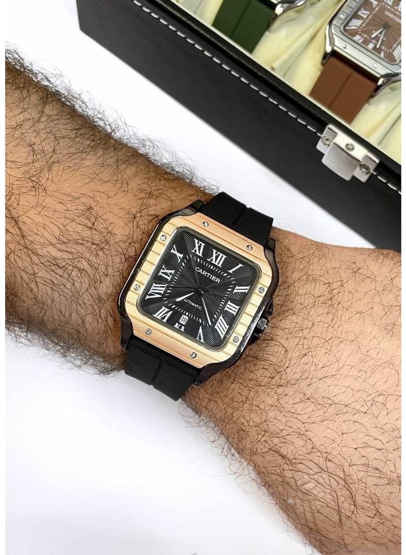 كارتييه ساعة كارتييه سانتوس مربعة بإطار ذهبي وردي، ميناء أسود وسوار مطاطي أسود - Image 2